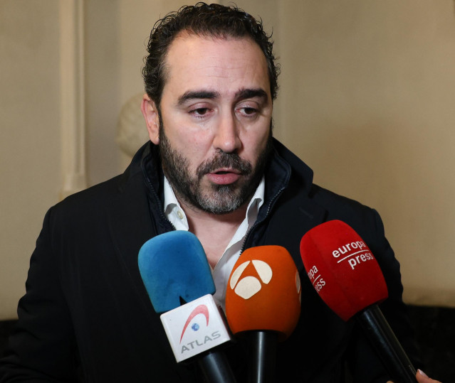 Archivo - El empresario, Víctor de Aldama, atiende a los medios a su salida de una entrevista en la COPE, a 22 de enero de 2025, en Madrid (España).