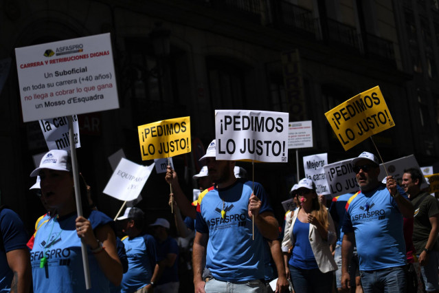 Archivo - Varios manifestantes marchan hacia el Congreso de los Diputados en una concentración de militares profesionales para reivindicar ‘dignidad salarial’, a 25 de junio de 2022, en Madrid (España).