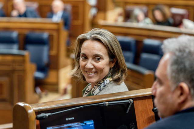 La secretaria general del PP, Cuca Gamarra, en el Congreso de los Diputados, a 25 de febrero de 2025, en Madrid (España).