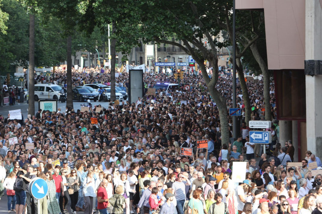 Archivo - Cientos de personas durante una manifestación contra la masificación turística y por la vivienda digna.