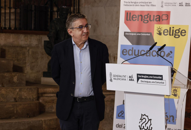 El conseller de Educación, Cultura, Universidades y Empleo de la Generalitat Valenciana, José Antonio Rovira, interviene durante la presentación de la campaña sobre la elección de la lengua base