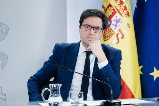 El ministro de Transformación Digital y Función Pública, Óscar López, durante una rueda de prensa posterior a la reunión del Consejo de Ministros, en el Palacio de la Moncloa, a 25 de febrero de 2025, en Madrid (España).