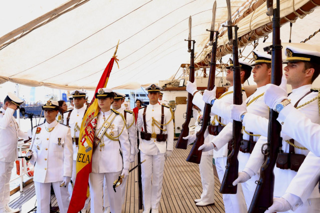 La Princesa Leonor como abanderada en la jura de bandera a bordo del buque escuela 'Juan Sebastián Elcano' durante su escala en Montevideo