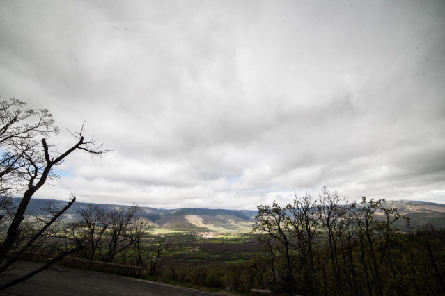 Archivo - Rascafria desde la carretera
