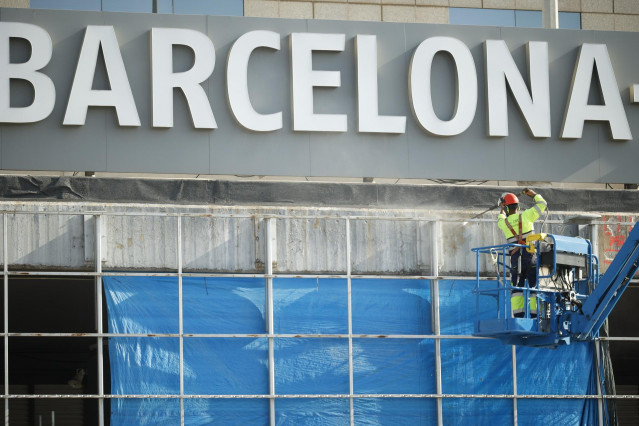 Archivo - Trabajador en la estación de Sants, a 24 de octubre de 2024, en Barcelona, Catalunya (España).