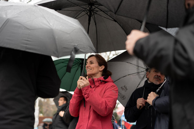 La ministra de Sanidad, Mónica García, durante la manifestación convocada por la Comisión 8M por el Día de la Mujer, a 8 de marzo de 2025, en Madrid (España).