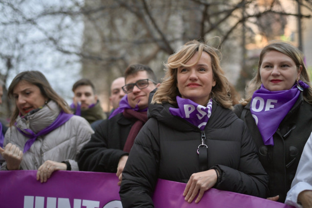 La ministra de Educación, FP y Deportes y portavoz el Gobierno, Pilar Alegría, durante la manifestación convocada por la asociación Coordinadora de Organizaciones Feministas, a 8 de marzo de 2025, en Zaragoza, Aragón (España).