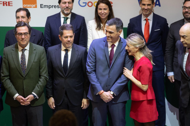 El presidente del Gobierno, Pedro Sánchez y la vicepresidenta segunda y ministra de Trabajo, Yolanda Díaz, durante la clausura del acto de entrega de los 'XI Premios Cepyme 2024', a 5 de marzo de 2025.