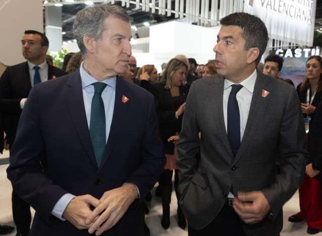 Archivo - El presidente del PP, Alberto Núñez Feijóo, y el presidente de la Generalitat valenciana, Carlos Mazón, conversan en el estand de la Comunidad Valenciana, durante su visita a la Feria Internacional de Turismo (FITUR), en IFEMA.