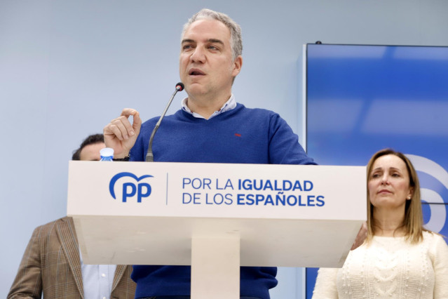 Archivo - El vicesecretario de Coordinación Autonómica, Local y Análisis Electoral del PP y diputado nacional por Málaga, Elías Bendodo, y el secretario general provincial, José Ramón Carmona, informan sobre asuntos de actualidad y hacen balance del año p