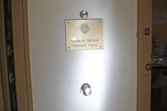 Archivo - Detalle de la placa de entrada en la sede de la Fundación Francisco Franco, sita en la Avenida Concha Espina de Madrid.