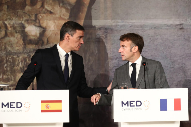 Archivo - El presidente del Gobierno, Pedro Sánchez (i) y el presidente de la República Francesa, Emmanuel Macron (d) en la XI Cumbre EU-MED9 2024