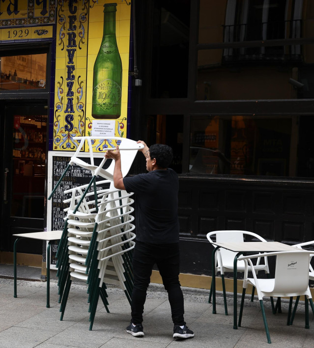 Archivo - Un camarero trabajando en un bar de Madrid