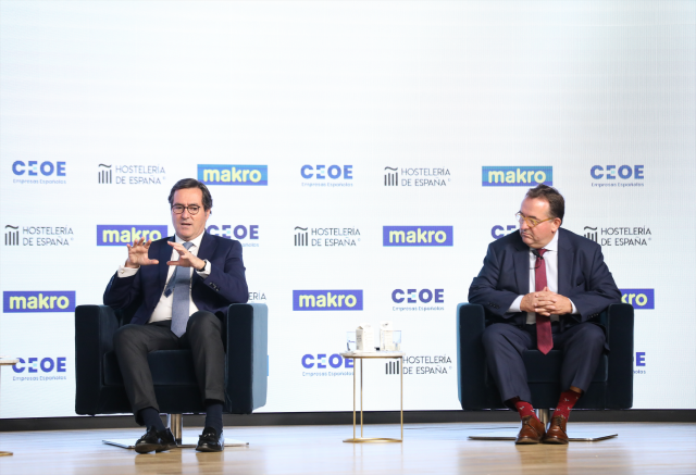 Archivo - El presidente de la CEOE, Antonio Garamendi (i) y el presidente de Hostelería España, José Luis Yzuel (d), en una imagen de archivo