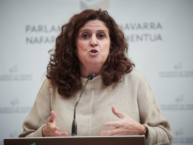 Archivo - La parlamentaria de UPN Marta Álvarez, en el atrio del Parlamento de Navarra.