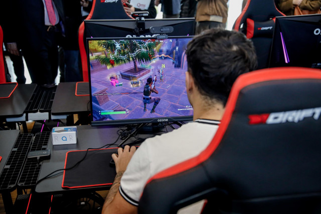 Archivo - Un joven juega a un videojuego en una sala del Campus del Videojuego de Madrid in Game, en Madrid (España)