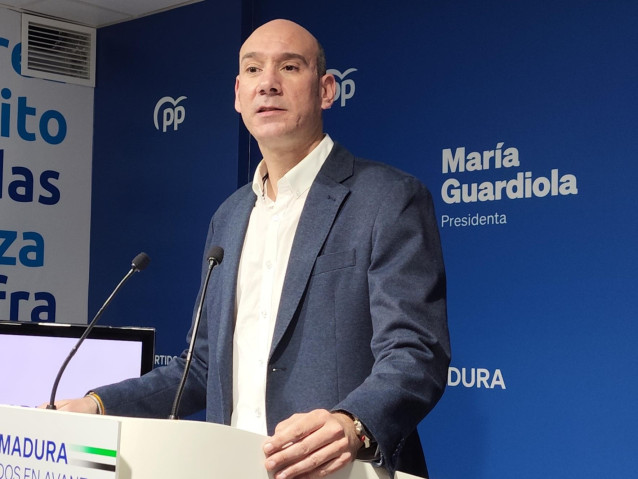 El portavoz del PP de Extremadura, José Ángel Sánchez Juliá, en una rueda de prensa en Mérida.