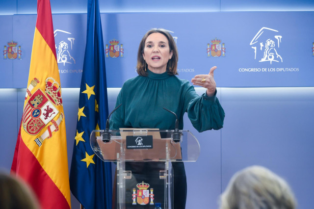 La secretaria del PP, Cuca Gamarra, ofrece una rueda de prensa tras la reunión de Feijóo con sindicatos de Policía y Guardia Civil tras el pacto de PSOE-Junts, en el Congreso de los Diputados, a 10 de marzo de 2025, en Madrid (España).