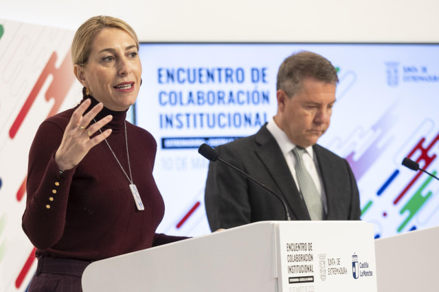 La presidenta de la Junta de Extremadura, María Guardiola y el presidente de Castilla-La Mancha, Emiliano García-Page, durante una rueda de prensa tras una reunión