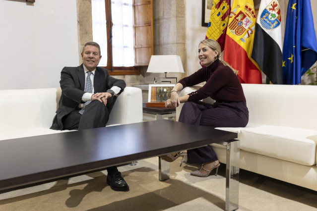 El presidente de Castilla-La Mancha, Emiliano García-Page y la presidenta de la Junta de Extremadura, María Guardiola, durante su reunión en Mérida para la firma de un protocolo de coordinación en emergencias entre ambas regiones
