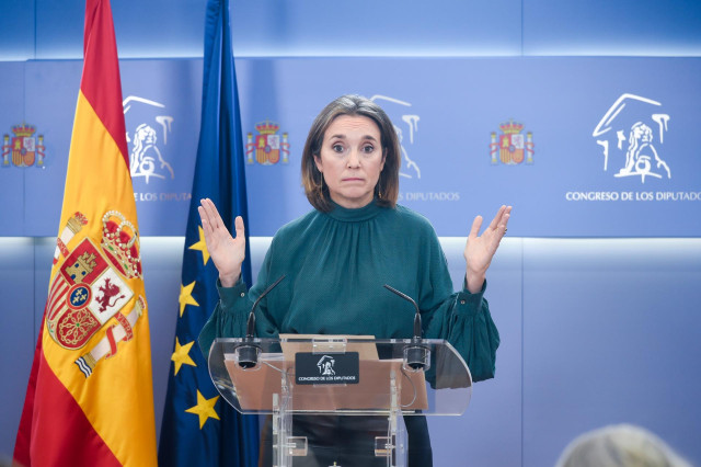 La secretaria del PP, Cuca Gamarra, ofrece una rueda de prensa tras la reunión de Feijóo con sindicatos de Policía y Guardia Civil tras el pacto de PSOE-Junts, en el Congreso de los Diputados, a 10 de marzo de 2025, en Madrid (España).