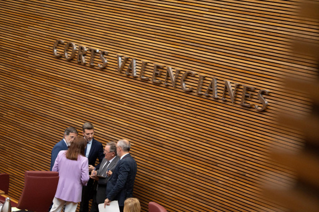 Archivo - Miembros de la Mesa de Les Corts durante un pleno