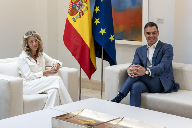 Archivo - La vicepresidenta segunda y ministra de Trabajo, Yolanda Díaz y  el presidente del Gobierno, Pedro Sánchez, durante un encuentro en el Palacio de La Moncloa, a 4 de octubre de 2022, en Madrid (España).