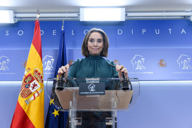 La secretaria del PP, Cuca Gamarra, ofrece una rueda de prensa tras la reunión de Feijóo con sindicatos de Policía y Guardia Civil tras el pacto de PSOE-Junts, en el Congreso de los Diputados, a 10 de marzo de 2025, en Madrid (España).