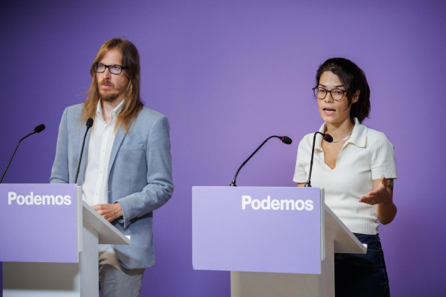Archivo - El secretario de Organización y Portavoz de Podemos, Pablo Fernández, y la eurodiputada y portavoz de Podemos, Isa Serra, durante una rueda de prensa, a 2 de septiembre de 2024, en Madrid (España).