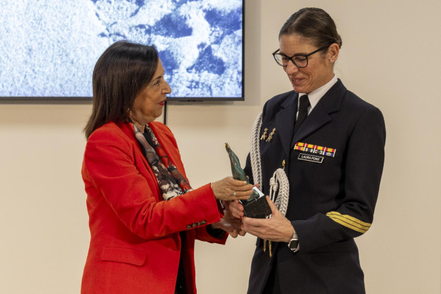 La ministra de Defensa, Margarita Robles preside, en la sede del ministerio, la entrega del XII Premio “Soldado Idoia Rodríguez' a la sargento alumna Laura Pons.