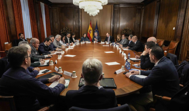 El líder del PP, Alberto Núñez Feijóo, se reúne en el Congreso con una quincena de sindicatos de la Policía y asociaciones de la Guardia Civil tras el pacto PSOE-Junts para delegar las competencias de inmigración a Cataluña.