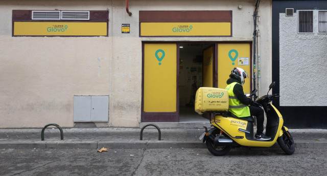 Archivo - Un repartidor de Glovo