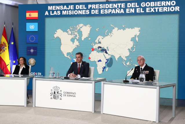 Archivo - (I-D) La ministra de Defensa, Margarita Robles; el presidente del Gobierno, Pedro Sánchez, y el Jefe del Estado Mayor de Defensa, Teodoro Esteban López Calderón,  a 24 de diciembre de 2024, en Madrid (España).