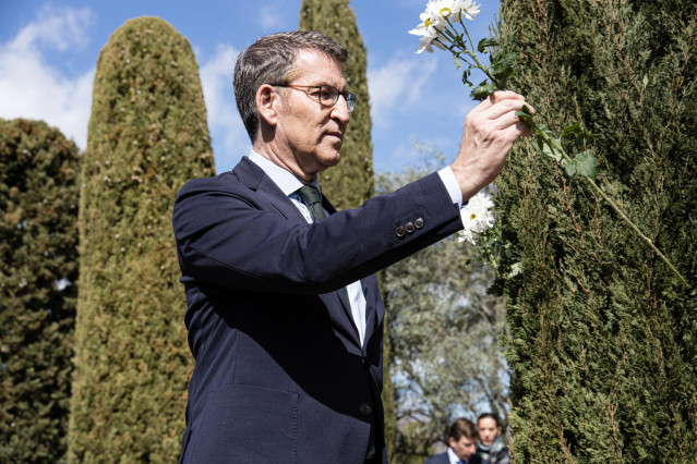 Archivo - El presidente del Partido Popular, Alberto Núñez Feijóo, coloca una flor blanca durante el acto en recuerdo a las víctimas del terorrismo, en el Bosque del Recuerdo del Parque de El Retiro, a 11 de marzo de 2023, en Madrid (España).