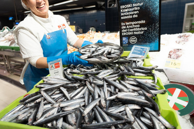 Anchoas en una pescadería de Eroski.