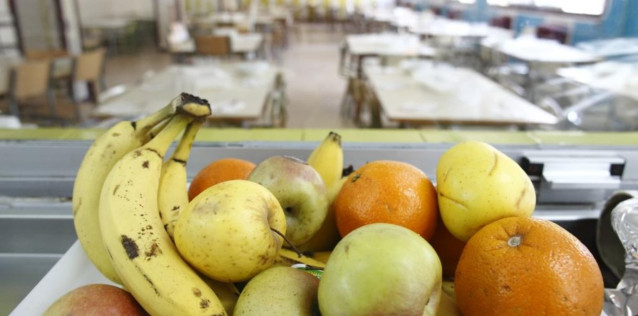 Archivo - Una bandeja de fruta en un comedor escolar.