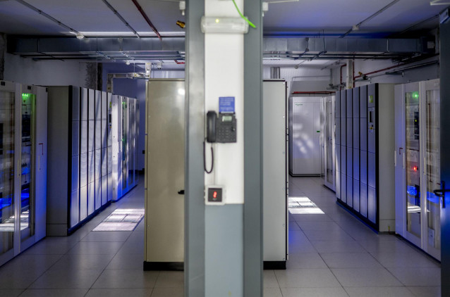 Archivo - Varias instalaciones que se encargan de proporcionar seguridad al suministro eléctrico por si hubiera cortes y de evitar los picos de electricidad que pueden dañar los equipos, durante una jornada de puertas abiertas al centro de datos Digital R