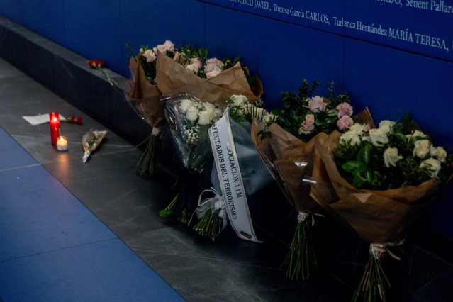 Ofrenda floral del acto organizado por la Asociación 11M Afectados por el Terrorismo y las organizaciones sindicales UGT y CC.OO, en el 21º aniversario de los atentados del 11M, en la estación de Atocha, a 11 de marzo de 2025, en Madrid (España).