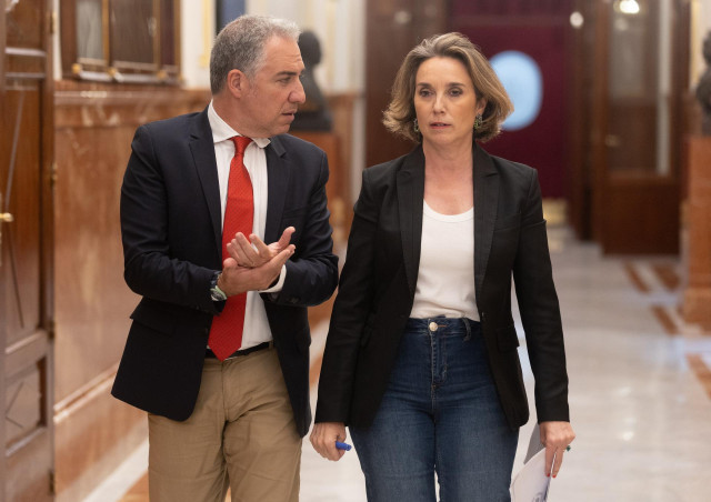 Archivo - El vicesecretario de Coordinación Autonómica y Local del PP, Elías Bendodo y la secretaria general del PP, Cuca Gamarra, a su llegada a una rueda de prensa, en el Congreso de los Diputados, a 19 de junio de 2024, en Madrid (España).