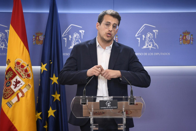 Archivo - El diputado de Sumar Jorge Pueyo durante una rueda de prensa anterior a la reunión de la Junta de Portavoces, en  el Congreso de los Diputados, a 8 de octubre de 2024, en Madrid (España).