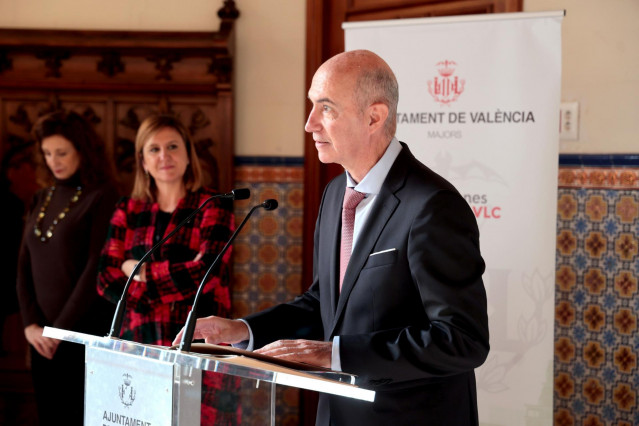 Archivo - El concejal de Vox en el Ayuntamiento de València José Gosálbez en una imagen de archivo junto a la alcaldesa de la ciudad, María José Catalá.