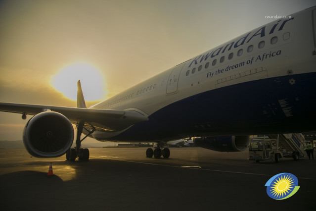 Archivo - Avión de RwandAir