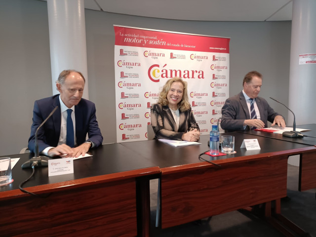 La consejera de Transición Ecológica, Industria y Comercio del Principado de Asturias, Belarmina Díaz, junto al presidente de la Cámara de Comercio de Gijón, Félix Baragaño (dcha) y el presidente de TotalEnergies Electricidad y Gas, Javier Sáenz de Jubera