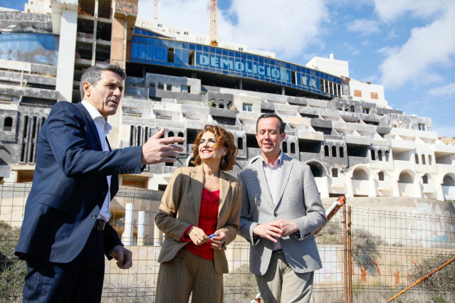 El delegado de Gobierno en Andalucía, Pedro Fernández, junto a la vicepresidenta primera y ministra de Hacienda, María Jesús Montero, y el subdelegado de Gobierno en Almería, José María Martín, frente al hotel situado en la playa de El Algarrobico.