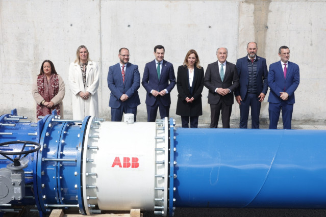El presidente de la Junta de Andalucía, Juanma Moreno (c.), en la inauguración de la conducción de abastecimiento a la zona norte de San Roque, en Castellar de la Frontera (Cádiz), este martes