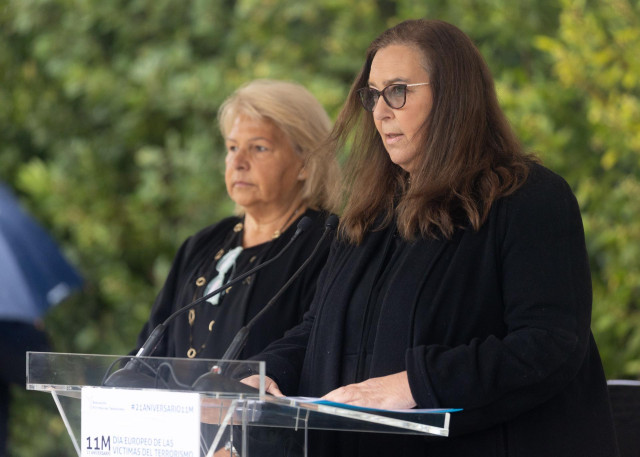 La presidenta de la asociación Víctimas del Terrorismo, Maite Araluce, interviene durante un homenaje en el Día Europeo de las Víctimas del Terrorismo, en el Bosque del Recuerdo del Parque de El Retiro, a 11 de marzo de 2025, en Madrid (España).