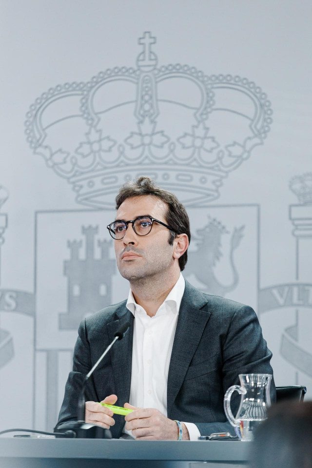 Archivo - El ministro de Economía, Comercio y Empresa, Carlos Cuerpo, durante una rueda de prensa tras el Consejo de Ministros, en el Complejo de la Moncloa, a 4 de enero de 2025, en Madrid (España). El Consejo de Ministros ha aprobado  el anteproyecto de