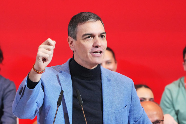 El secretario general del PSOE y presidente del Gobierno, Pedro Sánchez, interviene durante la clausura del 15 Congreso Regional del PSdeG, en la Cidade da Cultura, a 9 de marzo de 2025, en Santiago de Compostela, A Coruña, Galicia (España).