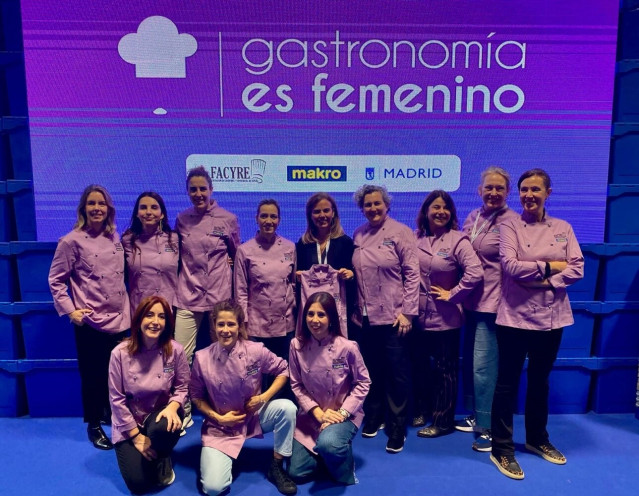 La concejala delegada de Turismo, Almudena Maíllo, junto a las chef galardonadas en el evento 'Gastronomía en femenino', en Madrid, el 11 de marzo de 2025.