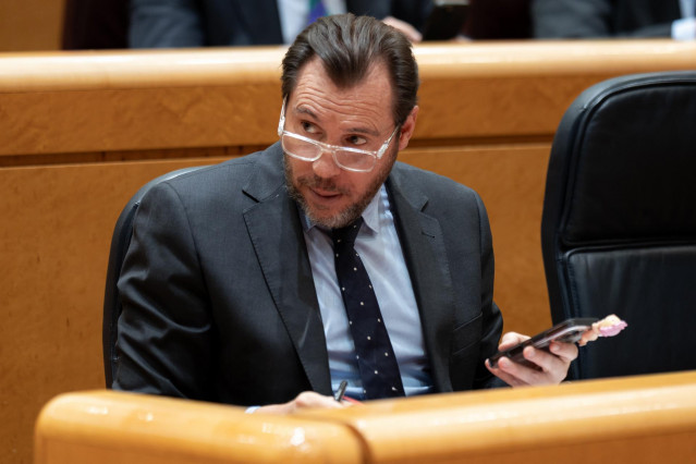 El ministro de Transportes y Movilidad Sostenible, Óscar Puente, durante una sesión de control en el Senado, a 11 de marzo de 2025, en Madrid (España).